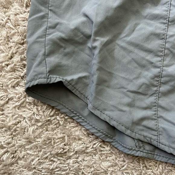 EUC Men’s Light Gray Omni-Shade Columbia Button Down Polo Size XL - Picture 5 of 8